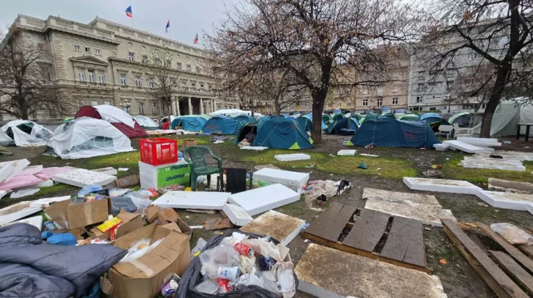 Vučić najavio uklanjanje „Ćacilenda“ ispred Skupštine: „Ti ljudi su odbranili državu, ući će u udžbenike“