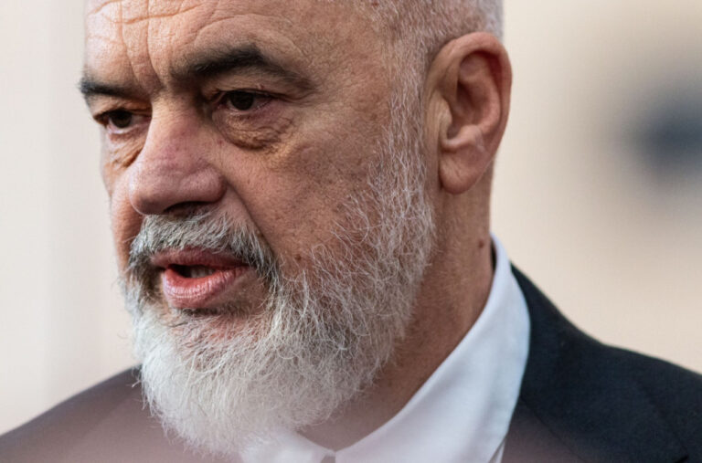 Tramp osniva odbor za mir, Rama dobio poziv? Daje milijardu da se spase narko istrage?