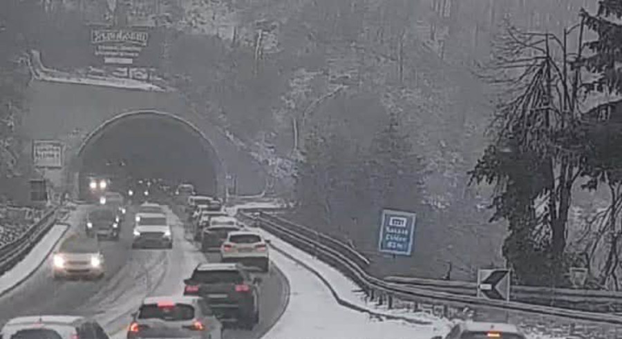 Srbija zavejana: Snežna mećava paralisala puteve; Večeras stiže ledena kiša FOTO/VIDEO