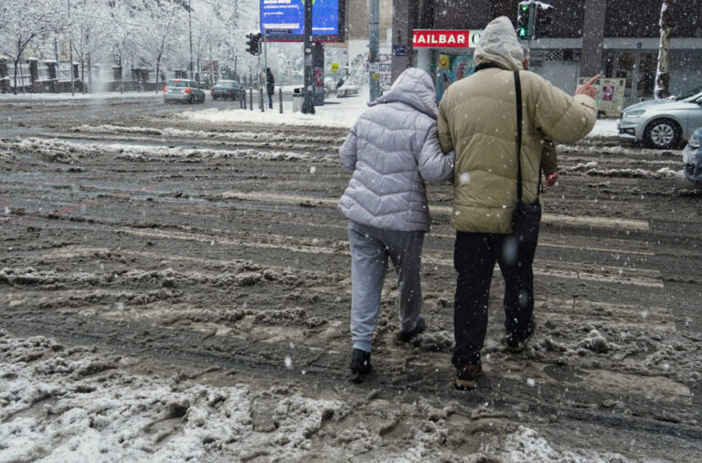Šest osoba povrijeđeno prilikom pada na ledu