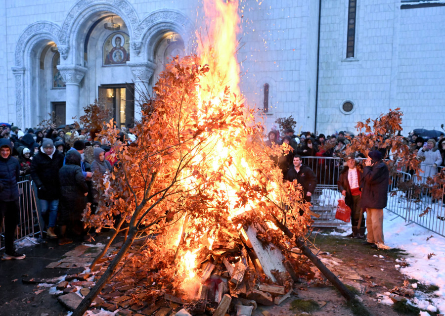 Srbija slavi Badnje veče; Zapaljen badnjak ispred Hrama Svetog Save FOTO