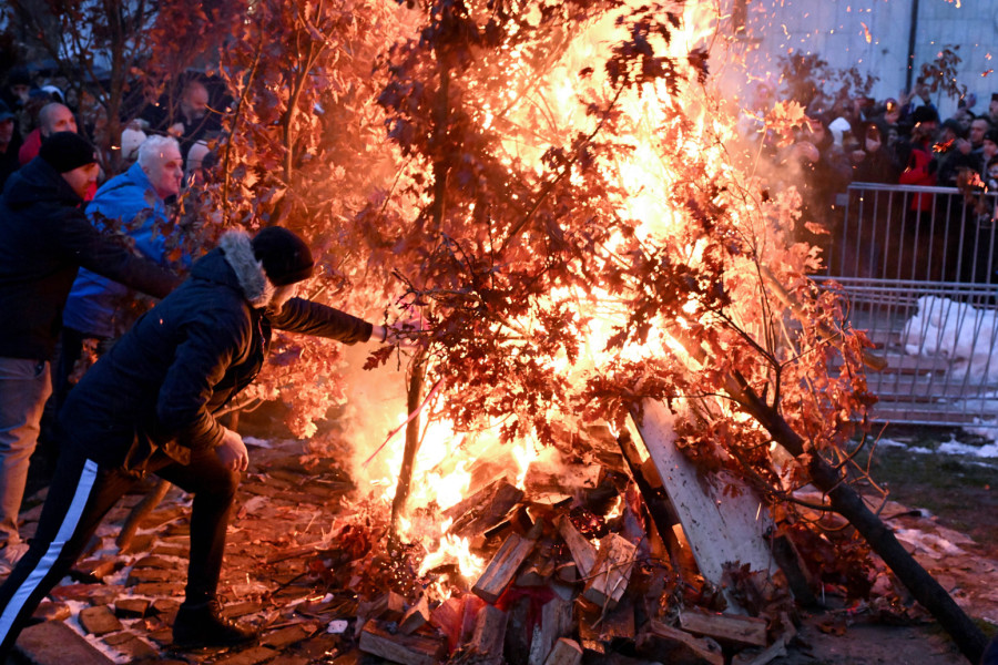 Srbija slavi Badnje veče; Zapaljen badnjak ispred Hrama Svetog Save FOTO