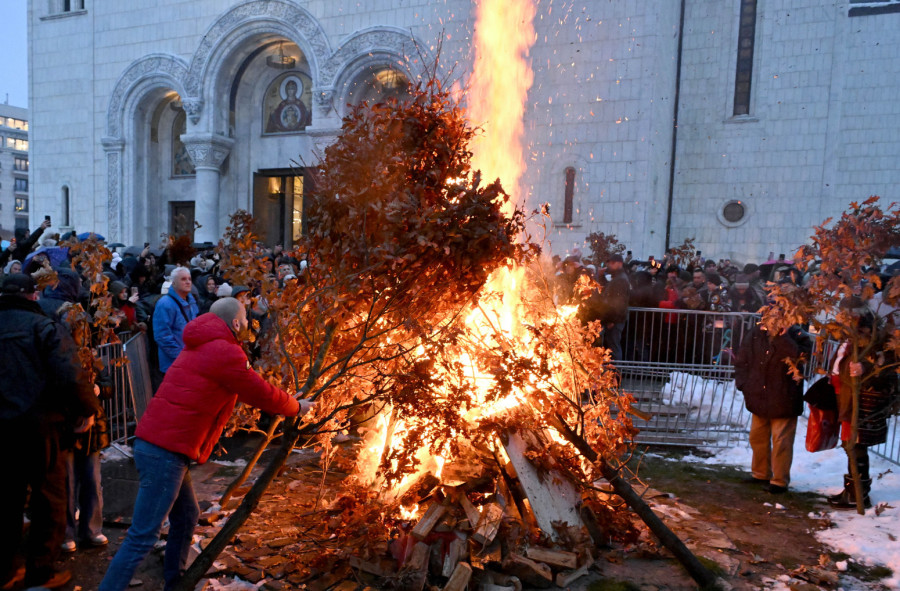 Srbija slavi Badnje veče; Zapaljen badnjak ispred Hrama Svetog Save FOTO