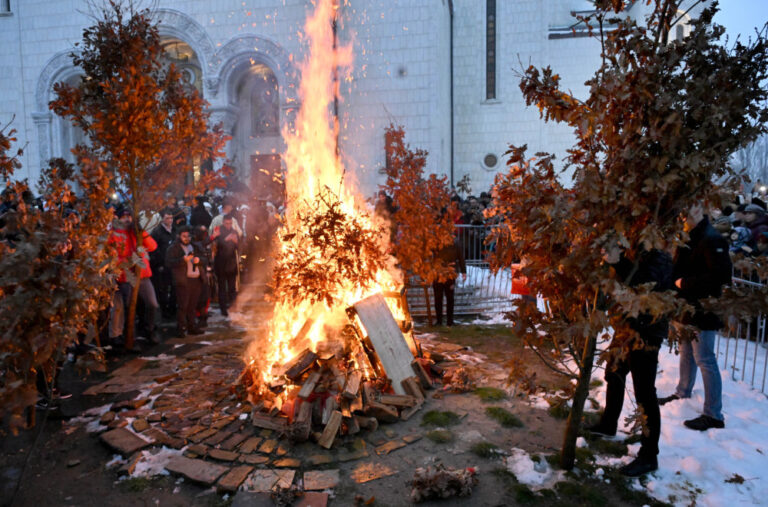 Srbija slavi Badnje veče; Zapaljen badnjak ispred Hrama Svetog Save FOTO