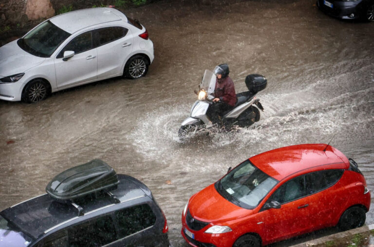 Haos u Italiji: Rim pod vodom; Zatvoreni putevi; Popaljeni alarmi VIDEO