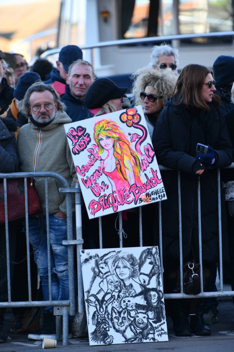 Poslednji ispraćaj Brižit Bardo: Sen Trope prepun ljudi, fanovi odaju počast glumici FOTO