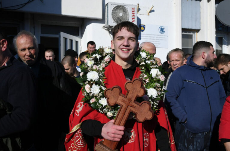 Matija prvi stigao do Časnog krsta: Na Gazivodama rekordan broj plivača FOTO