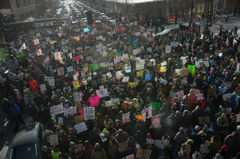 Nastavljeni protesti u Mineapolisu, policija ponovo šokirala Ameriku: Uhapšeno oko 100 sveštenika VIDEO
