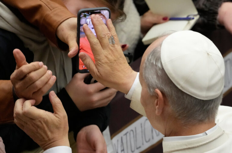 Papa Lav XIV: Ograničiti