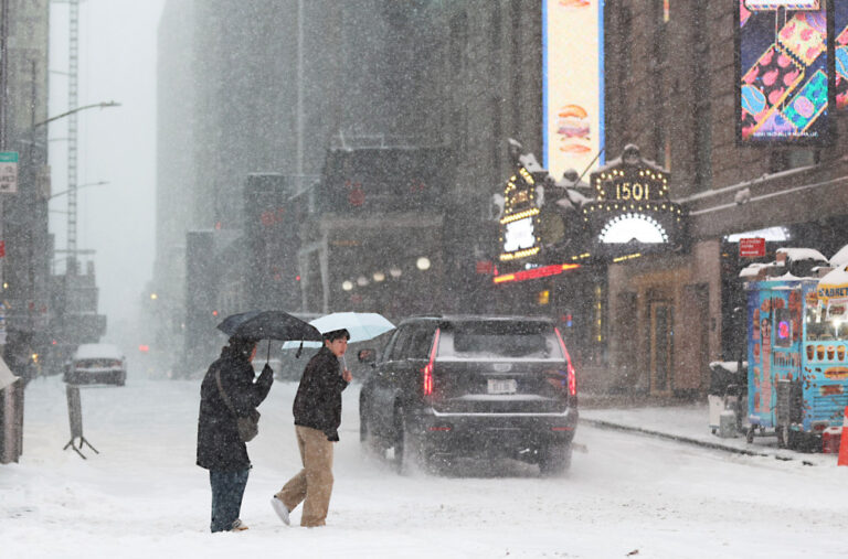 Haos u Njujorku: Ulice zatrpane snegom FOTO/VIDEO