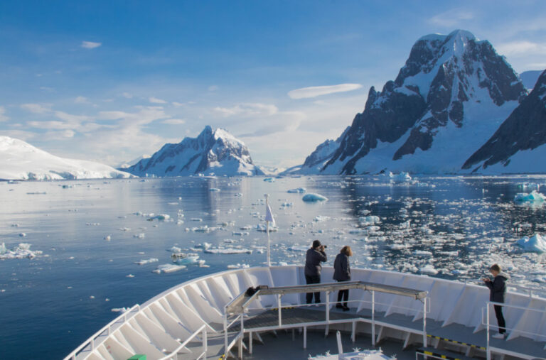 Drama na Antarktiku: Kruzer sa putnicima jedva spašen VIDEO