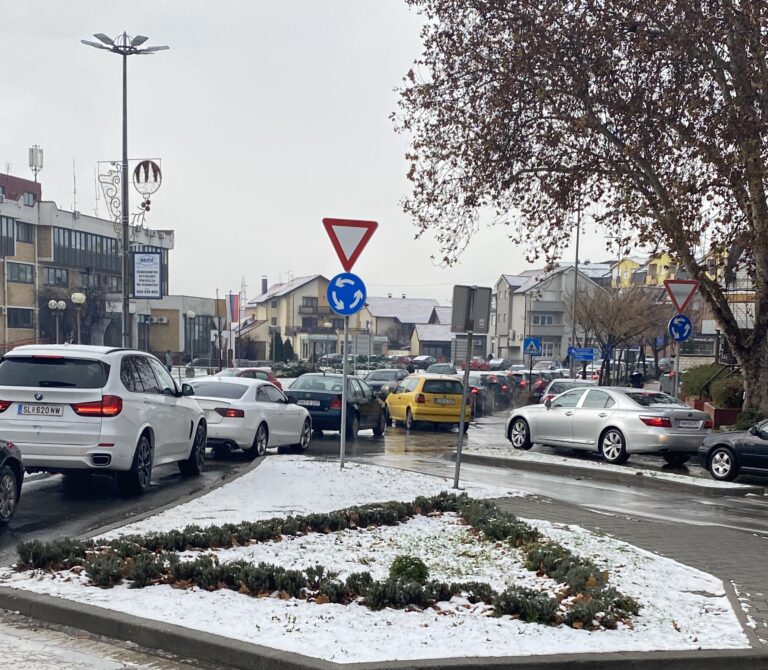 Božićna groznica paralizovala saobraćaj u Bijeljini: Od Policijske uprave do tržnih centara sve stoji