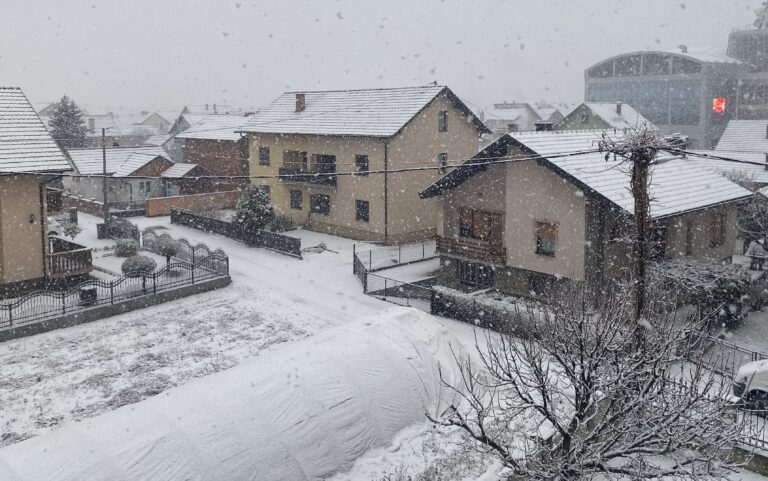 Pravi zimski ambijent u Semberiji: Bijeljinu prekrio snijeg, meteorolozi najavljuju nove padavine