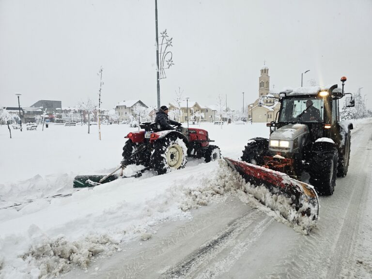 Radnici ugljevičkog „Kompreda“ čiste od snijega površine za pješake: Nephodna bezbjednost i nesmetano kretanje