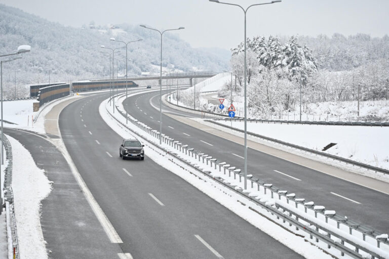 Zimska služba na terenu: Sve dionice auto-puteva u RS prohodne, kolovozi mokri i klizavi