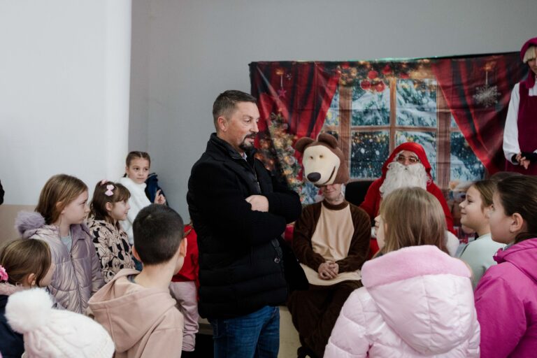 Mališani iz Amajlija dobili božićne paketiće od Slavenka Ristića i RSS