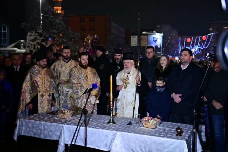 Litija i nalaganje badnjaka u Bijeljini: Vjernici u molitvi i radosti dočekali Badnje veče