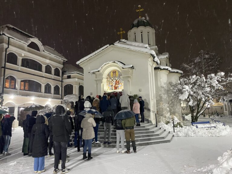 Bijeljina: Počela ponoćna Božićna liturgija u Manastirskoj crkvi Svetog Vasilija Ostroškog