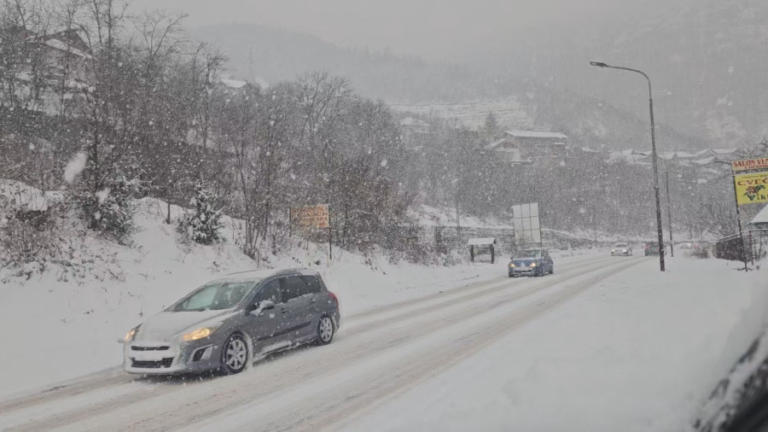 Jaka snježna mećava pravi haos u Srbiji