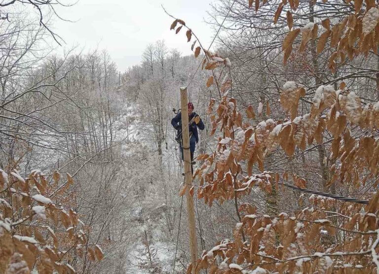 Radnici „Elektro-Bijeljine“ bez predaha: U toku sanacija preostalih kvarova na niskonaponskoj mreži FOTO
