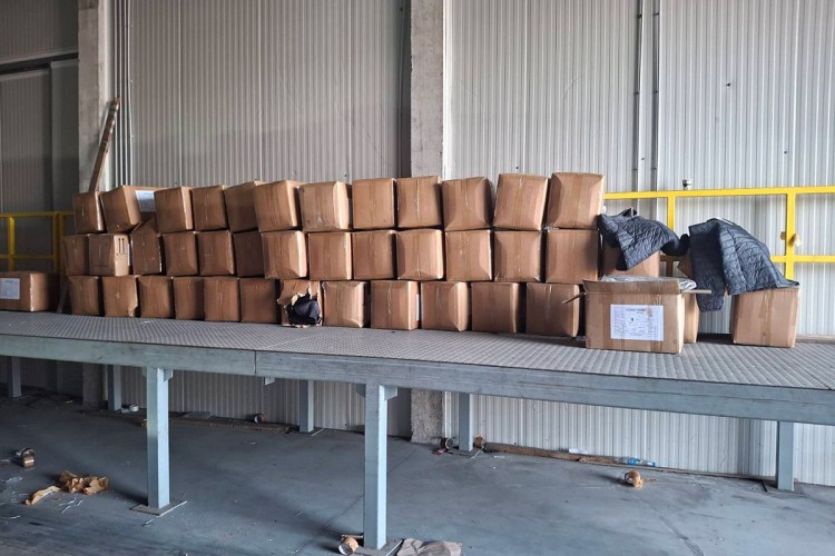 Carinici u Gradišci zaplijenili 652 jakne iz UAE