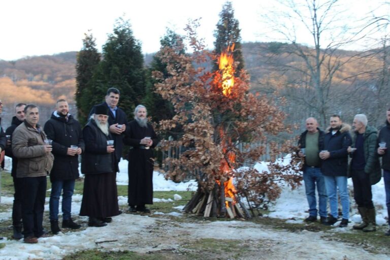 Prvog dana pravoslavne Nove godine naložen badnjak kod manastira u Rožnju