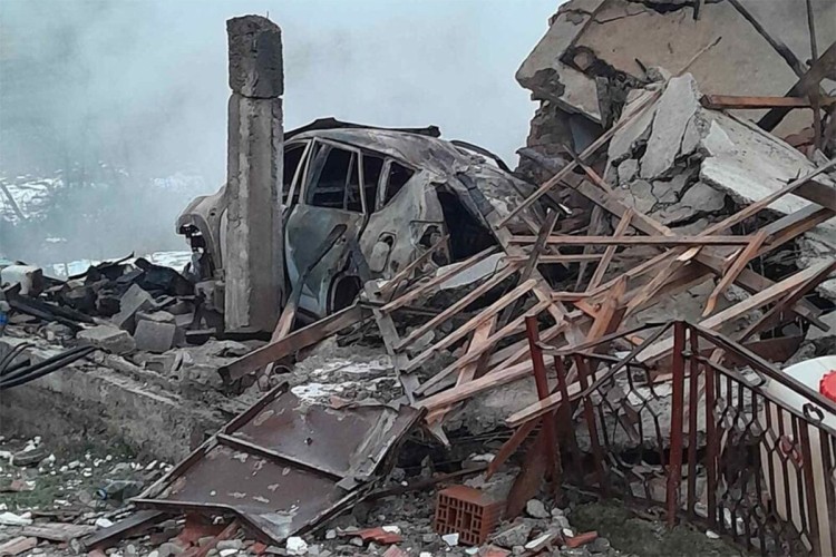 Dramatična noć u Derventi: Eksplozija uništila garažu i automobil, policija vrši uviđaj