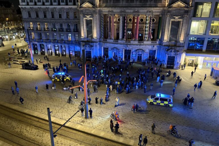 Krvavi napad na Trgu: Uletio u masu, pa redom ubadao nožem, policija samo posmatrala VIDEO