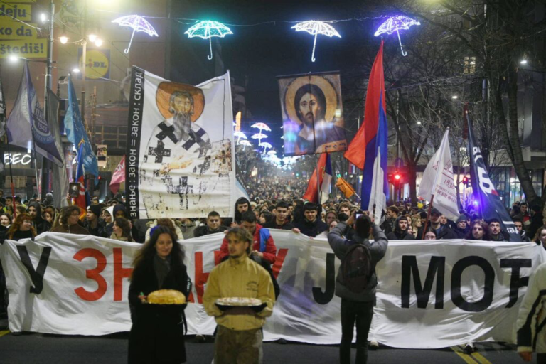 Veliki skup studenata beogradskog univerziteta: „U znanju je moć“; Vrata Hrama Svetog Save ostala zatvorena za njih