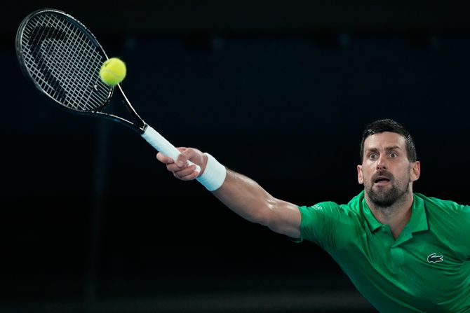 Ko kaže da je za staro gvožđe: Novak u pet setova savladao Sinera i zakazao finale sa Alkarasom na Australian openu