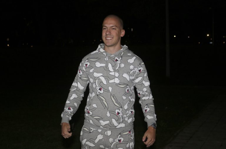 Oglasio se MUP: Uhapšeni mladić pokušao da reketira Baku Praseta, pa mu zapalio džip