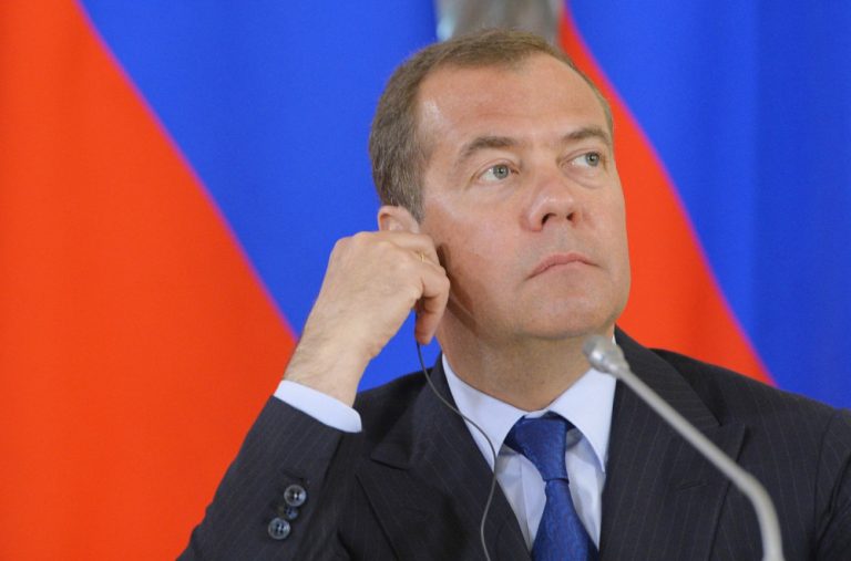 Medvedev se oglasio o Trampu: Zna on šta radi