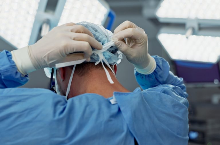 Srpski hirurg koji svakodnevno spasava živote: Priča o dr Vasku Tošiću