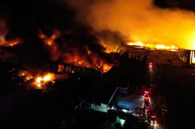 Ogroman požar: Vatrena buktinja gutala sve pred sobom; Ima mrtvih; Gust dim prekrio grad FOTO/VIDEO