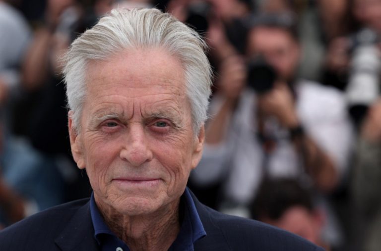 Holivudski veteran na krajnjem severu: Majkl Daglas na Arktiku spava u ledenom hotelu FOTO