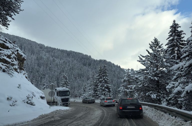 AMSS: Potreban oprez; Gužve ka planinskim turističkim centrima