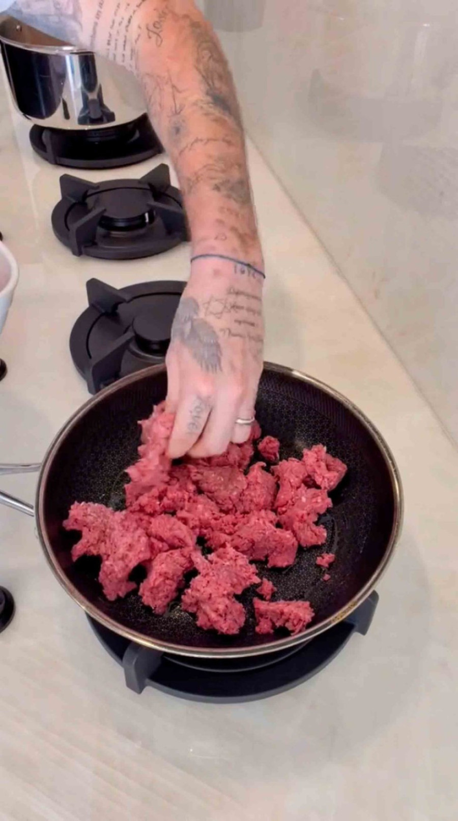 Bruklin zadao novi udarac porodici: Uklonio tetovaže posvećene ocu FOTO