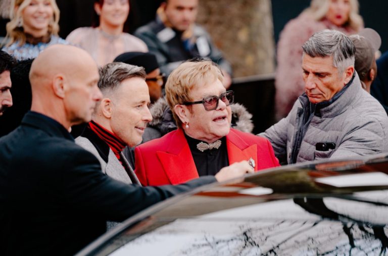 Elton Džonu „Dejli mejl“ prisluškivao telefon? Zavapio na sudu: „Ogorčen sam“