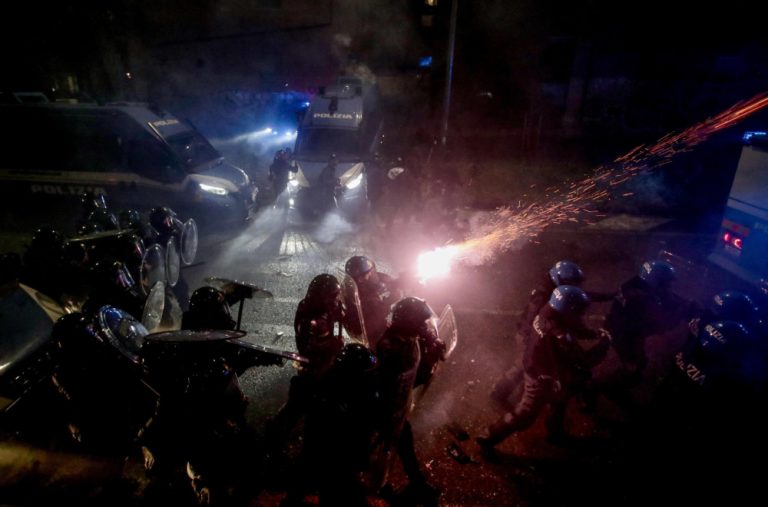 Haos u Milanu; Žestoki sukobi policije i demonstranata, upotrebljeni vodeni topovi FOTO/VIDEO