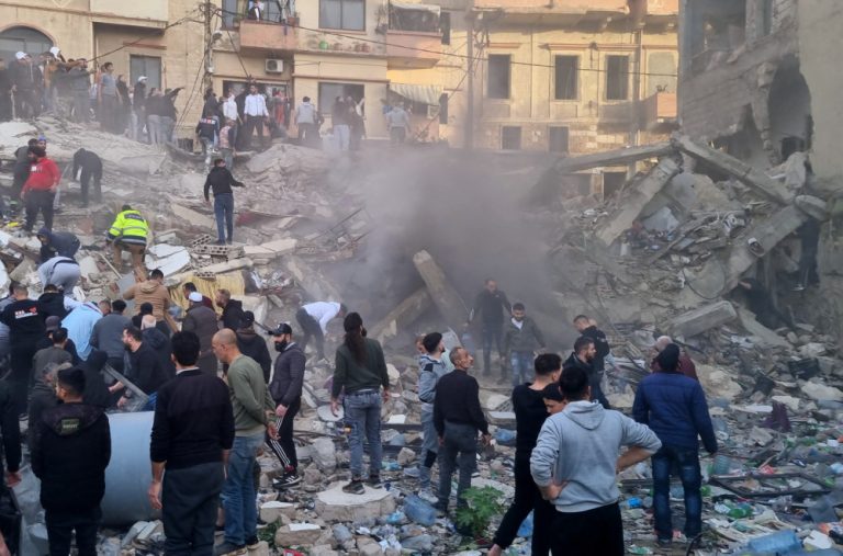 Srušila se zgrada; Ima mrtvih; Stanovnici bijesni; Policija pucala u vazduh FOTO