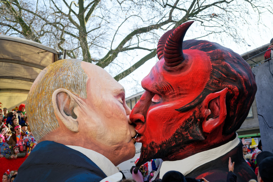 Skandal na karnevalu: Trampova gola zadnjica FOTO