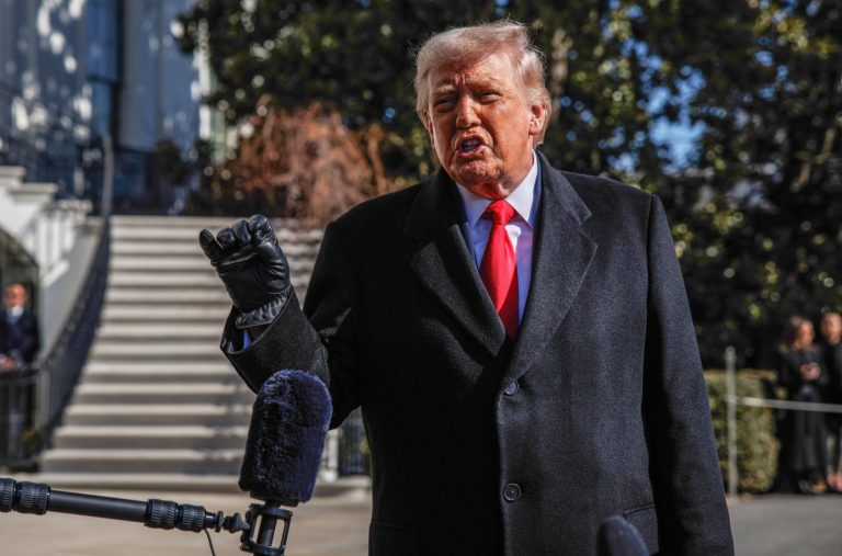 Tramp se obratio vojnicima: „Ponekad je potrebno pokazati snagu“