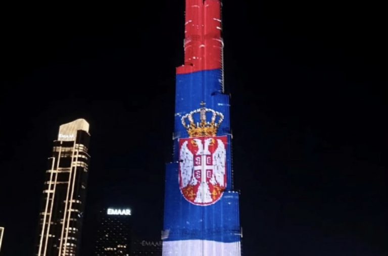 Burdž Kalifa u Dubaiju večeras u bojama srpske zastave; Vučić: „Hvala dragi prijatelji“ VIDEO