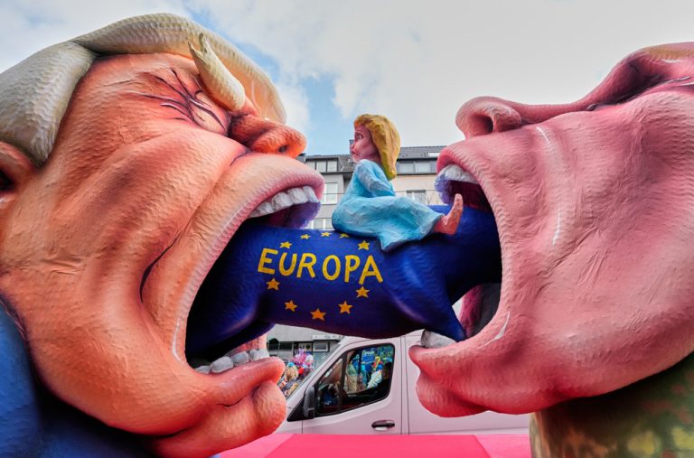 Svijet u očima satiričara: Tramp i Putin „gutaju“ Evropu, NATO poljupci na zadnjici američkog lidera FOTO