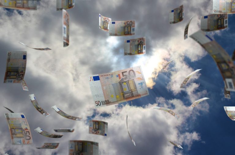 U Beču sa zgrade letjelo 10.000 evra: Oduševljeni prolaznici se umalo pobili zbog para VIDEO