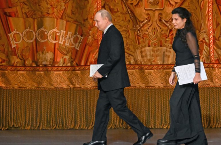 Putinova omiljena novinarka šokirala javnost novim izgledom: „Oprostite mi za sve“ VIDEO