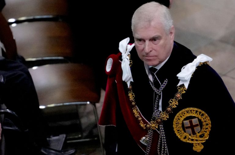 Opsesija bivšeg princa šokirala javnost: Sobarica otkrila šta je morala da slaže po njegovom krevetu