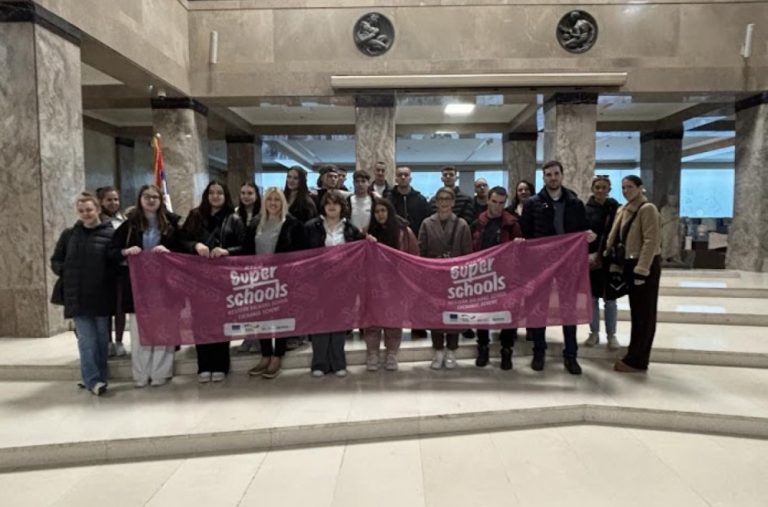 Mladi kroz projekat „Pokušaj da hodaš u mojim cipelama“ pokazali da različitosti grade prijateljstvo FOTO