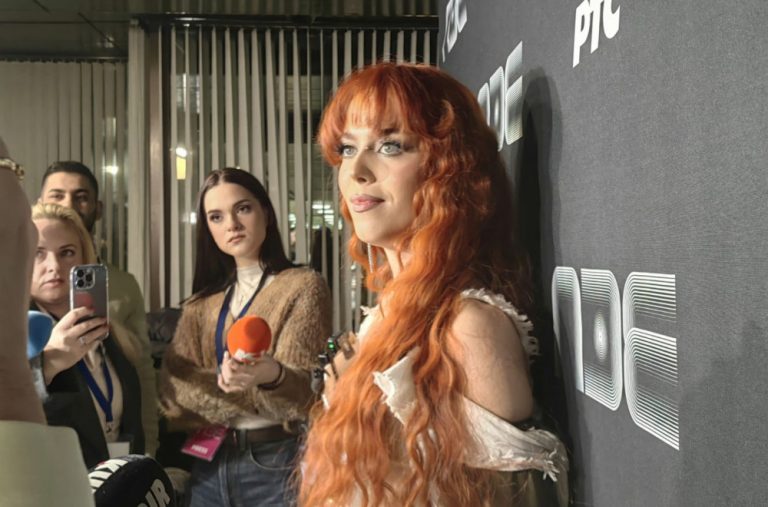 Zona seksi nastupom zapalila scenu u Košutnjaku: Gore „Čairi“ VIDEO