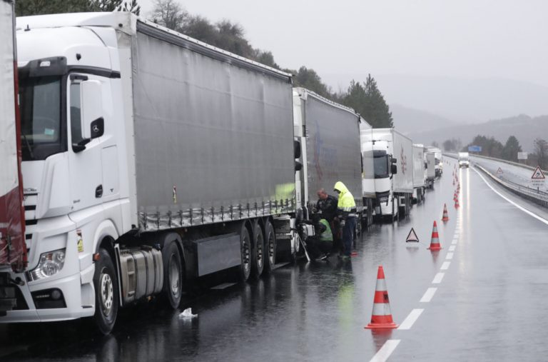 Kolaps na granicama; Čeka se satima